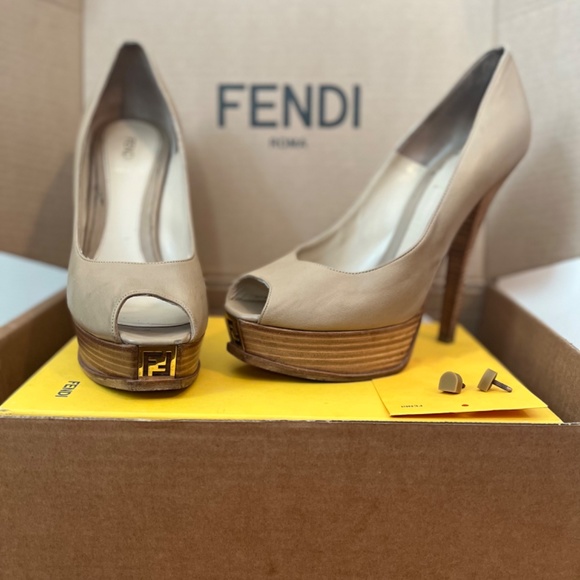 Fendi Fendista pump in beige - Picture 2 of 7